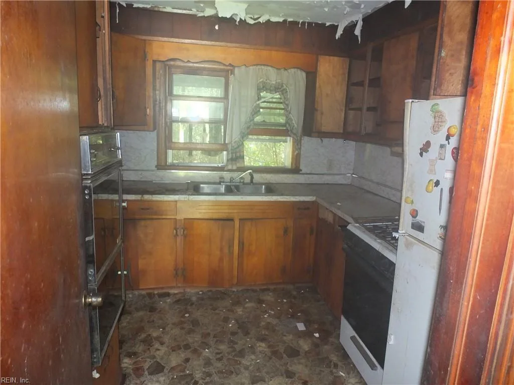 125 E Main Street, Wakefield VA 23888 - Photo 3