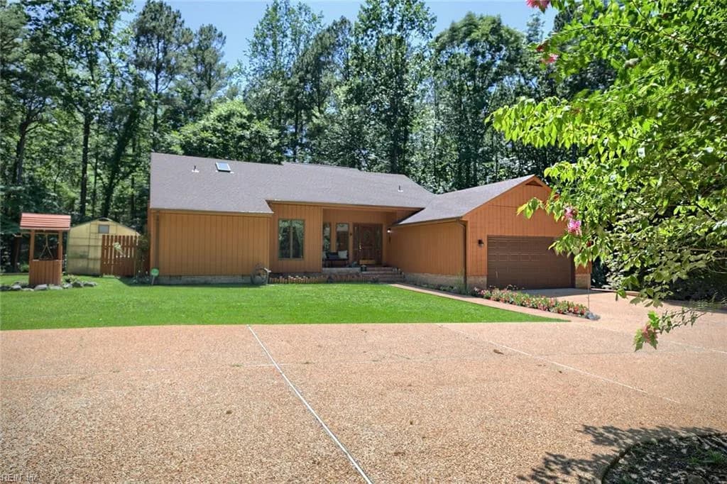10114 New Hope CT, GLOUCESTER VA 23061 - Photo 2