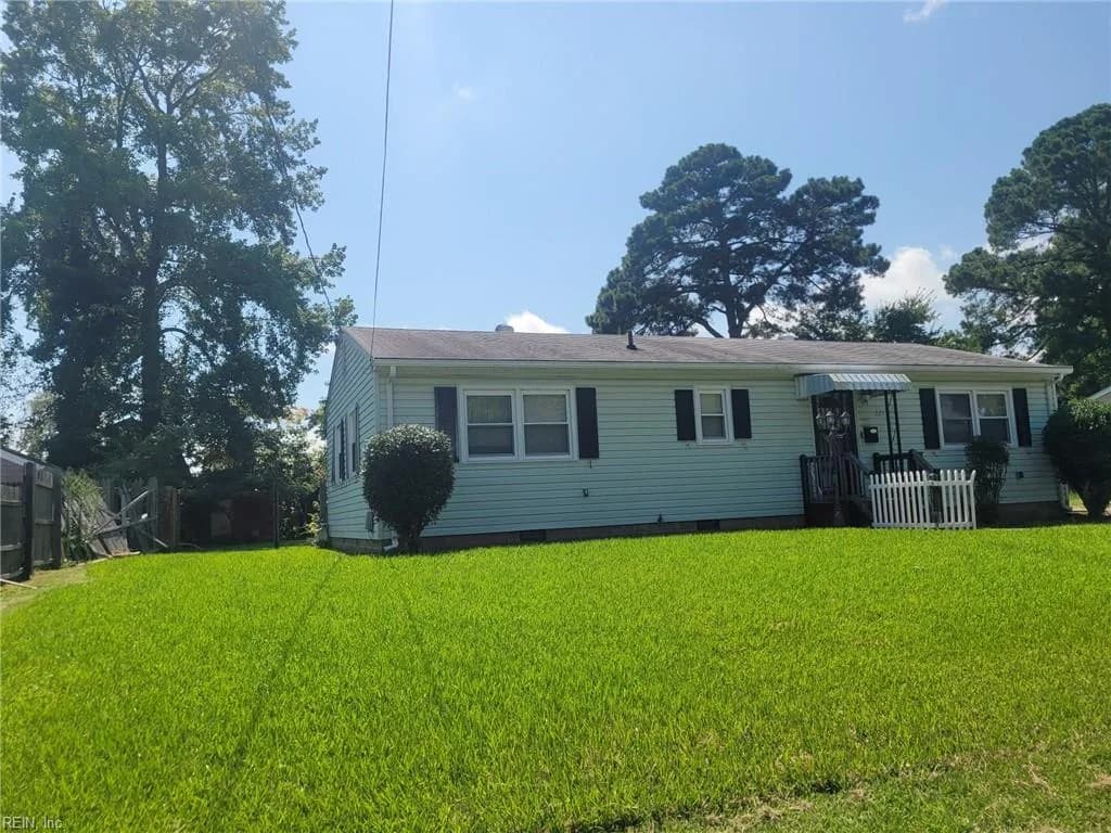 221 Picard DR, NEWPORTNEWS VA 23608 - Main photo