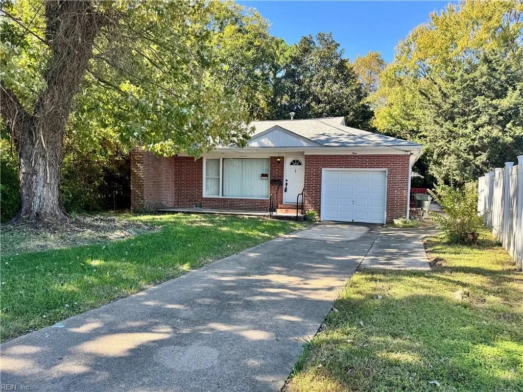9 Julian PL, HAMPTON VA 23666