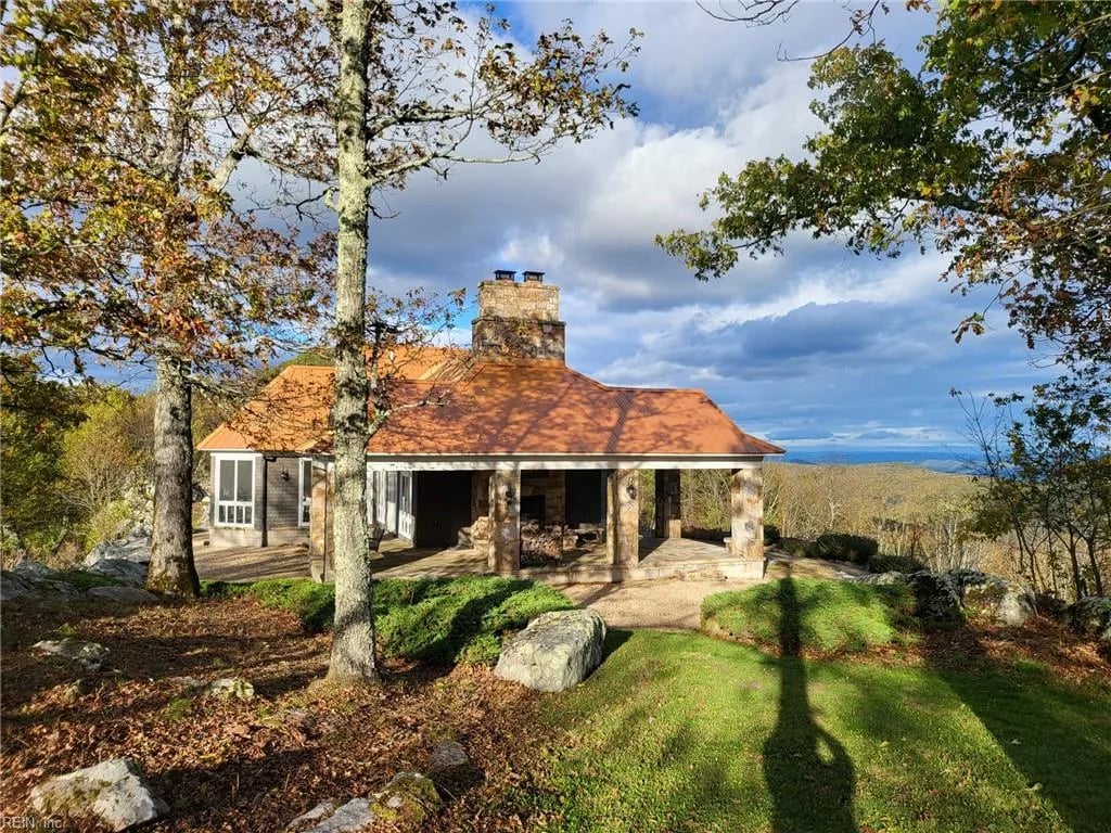 504 Airport DR, HOTSPRINGS VA 24445