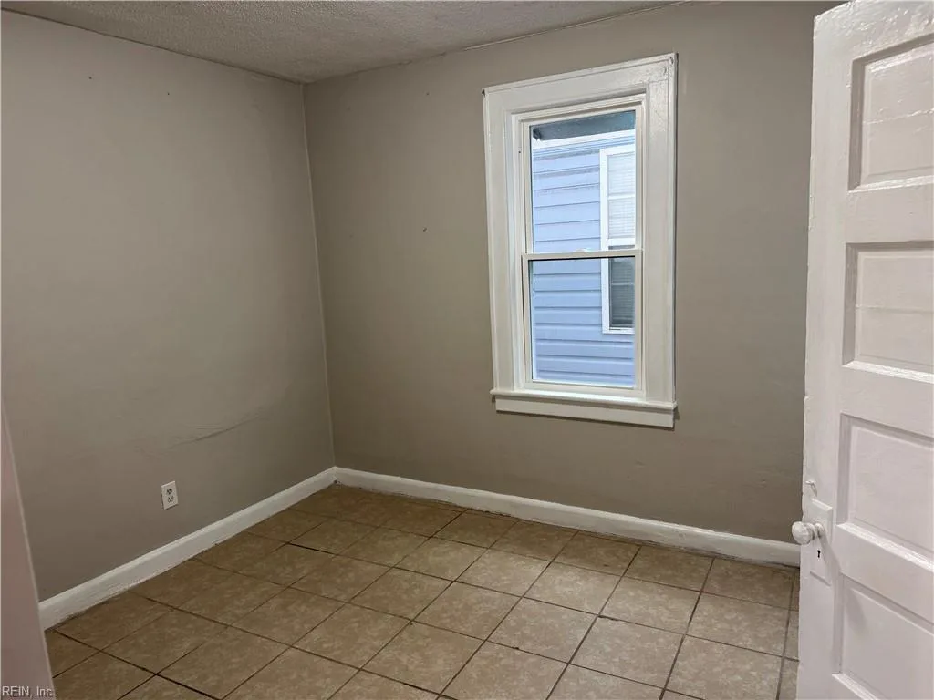 1033 32nd ST, NEWPORTNEWS VA 23607 - Photo 5