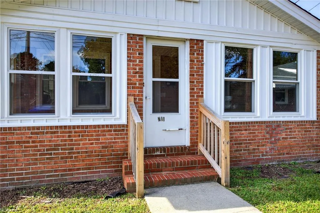 711 Brook AVE, Suffolk — 3 bed Residential, 1,056 sqft