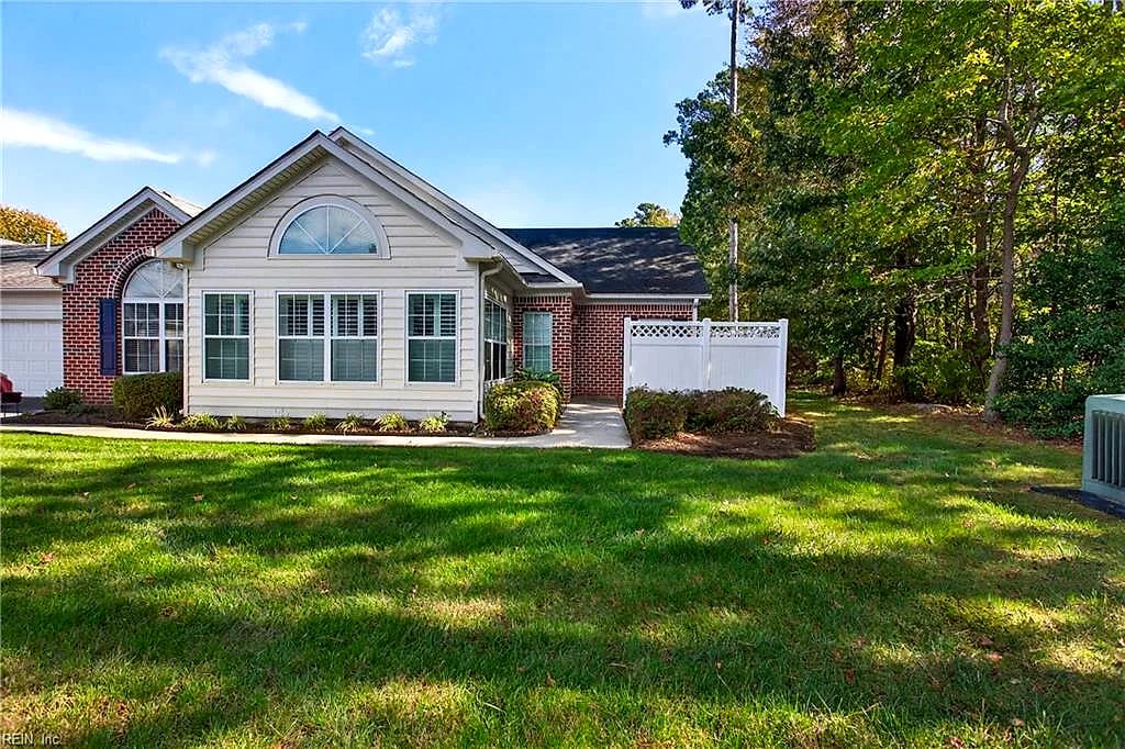 103 Stadium VW, Yorktown — 2 bed Residential, 1,620 sqft