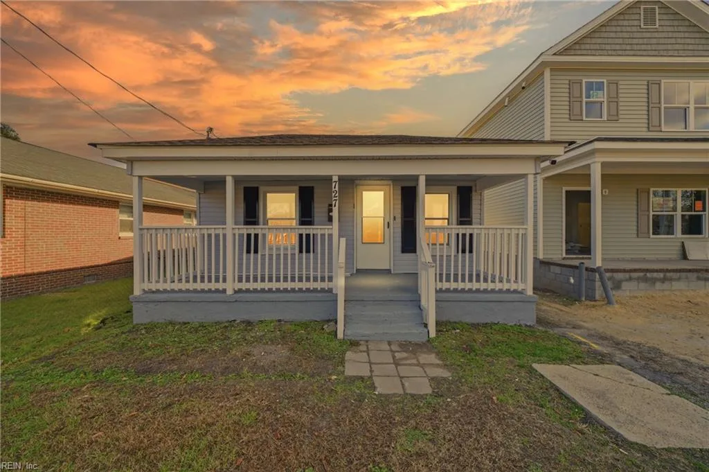 727 Brook AVE, Suffolk — 3 bed Residential, 1,000 sqft