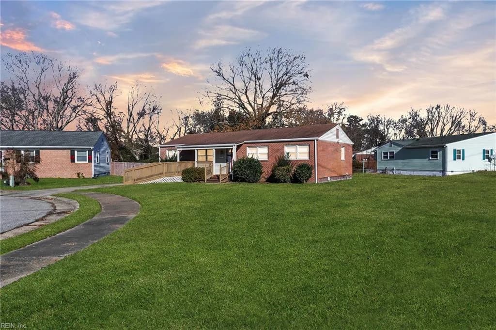 126 Bowen DR, HAMPTON VA 23666 - Photo 3