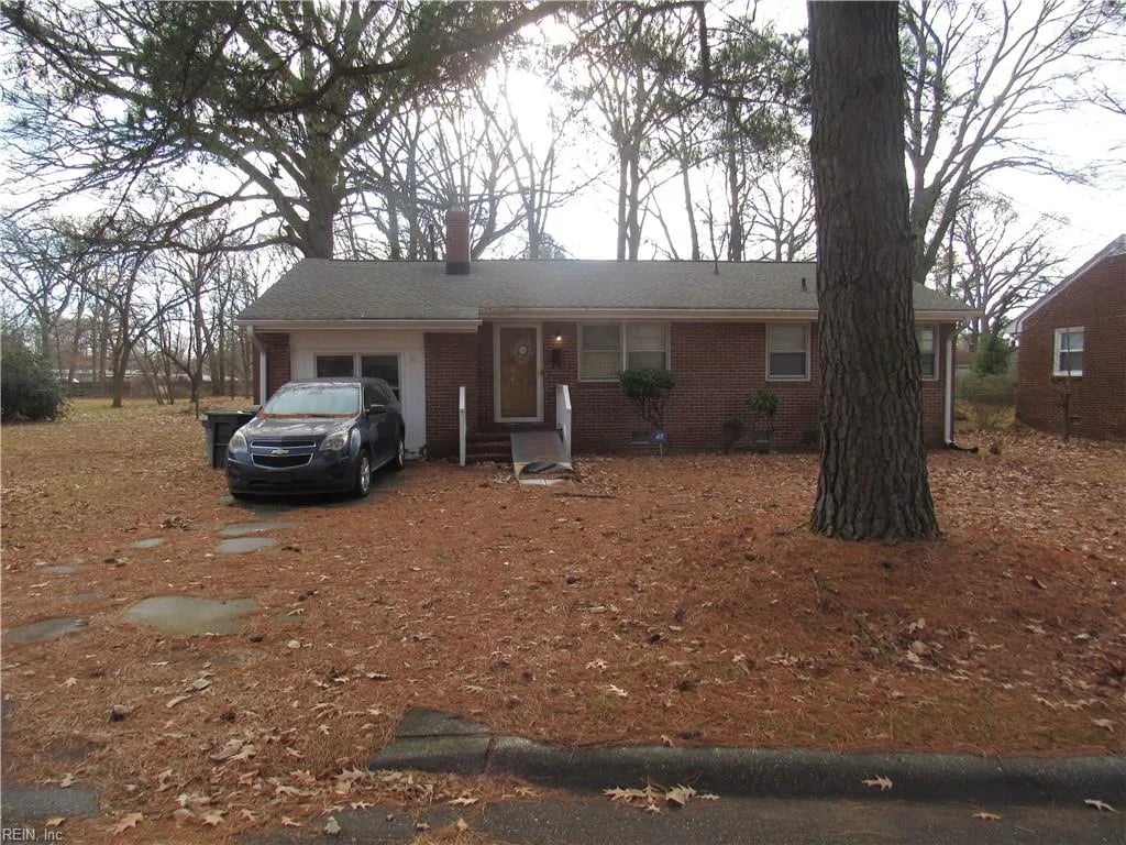 10 W Walker RD, HAMPTON VA 23666
