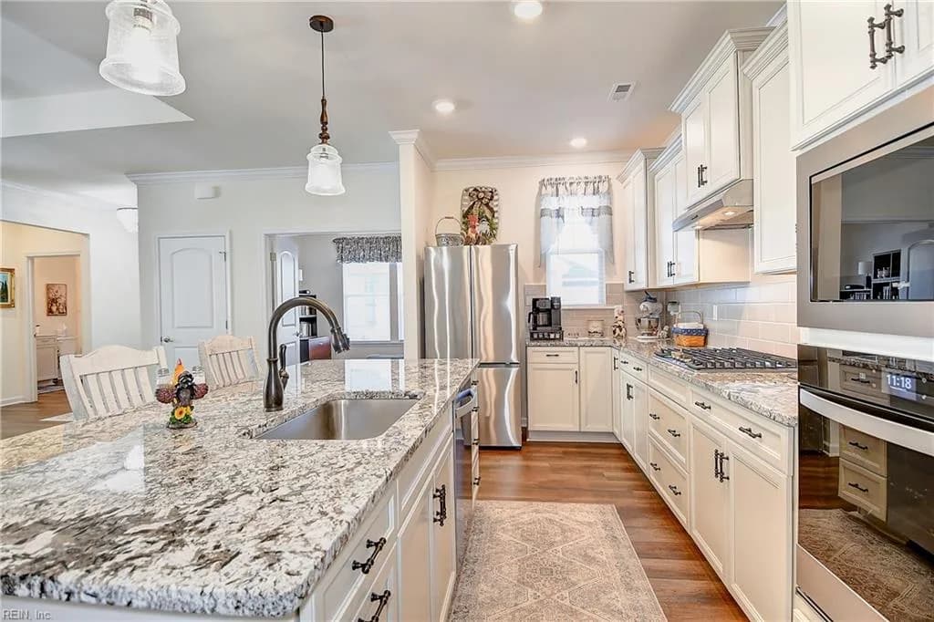 224 Richmond AVE, SMITHFIELD VA 23430 - Photo 2