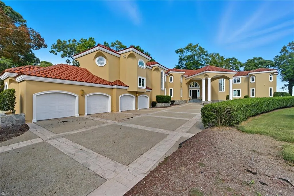 121 Windy Point DR, Suffolk — 5 bed Residential, 6,560 sqft