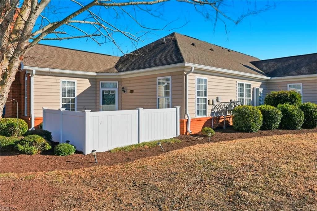 110 Villa DR, SMITHFIELD VA 23430 - Photo 4