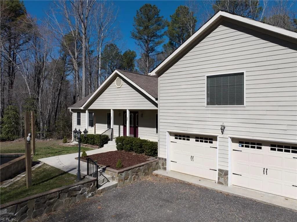 7056 Hunters Pointe DR, GLOUCESTER VA 23061 - Photo 4