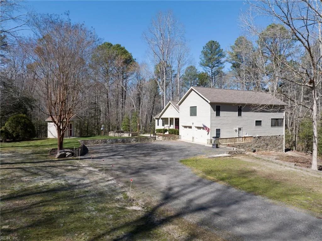 7056 Hunters Pointe DR, GLOUCESTER VA 23061 - Photo 5