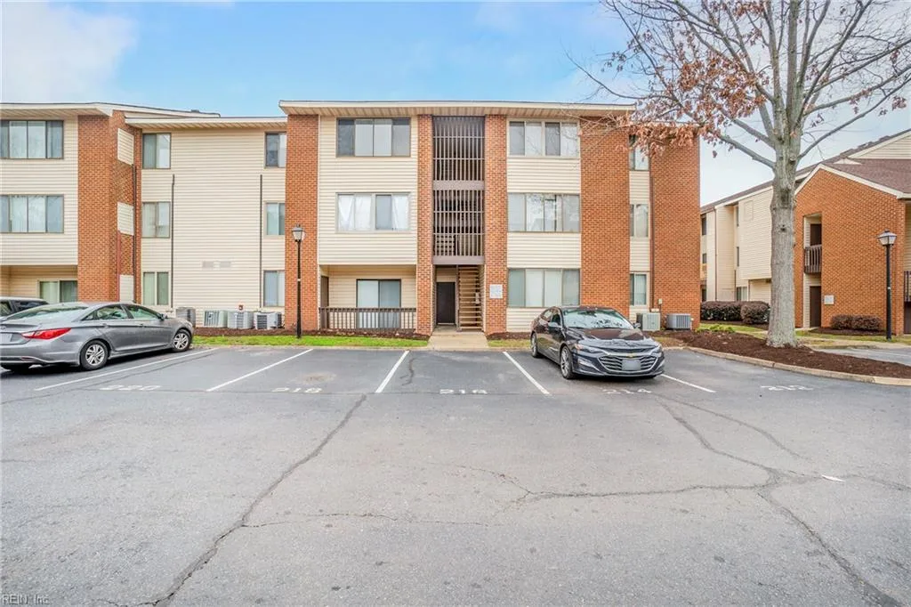 220 Pacific DR #2, HAMPTON VA 23666
