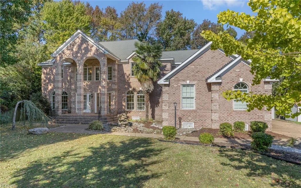 4 Renee CT, Hampton — 6 bed Residential, 4,000 sqft
