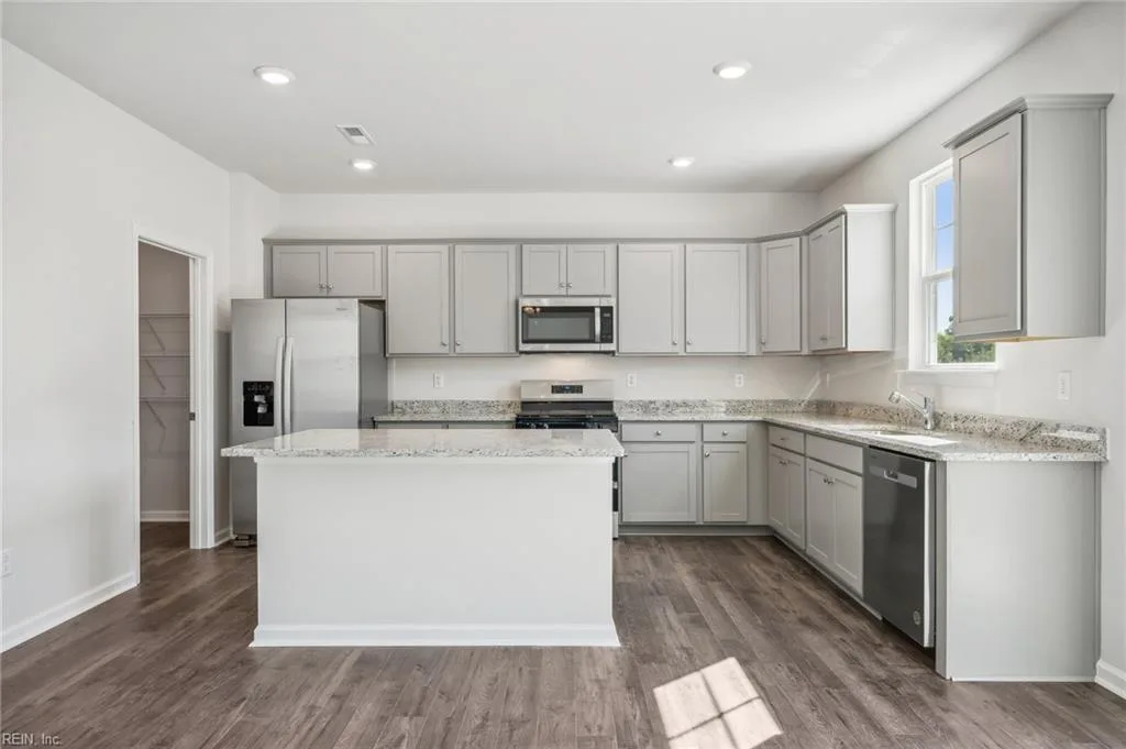 3041 Dalton CIR, SUFFOLK VA 23435 - Photo 4