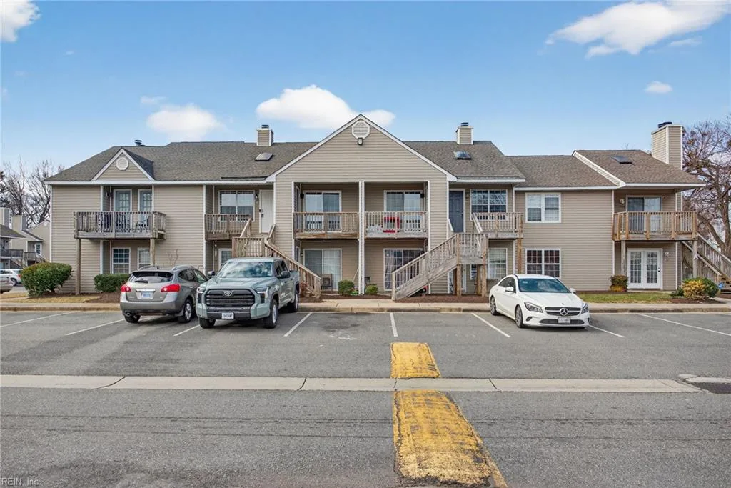 206 Lantana LN #B, Hampton — 2 bed Residential, 881 sqft