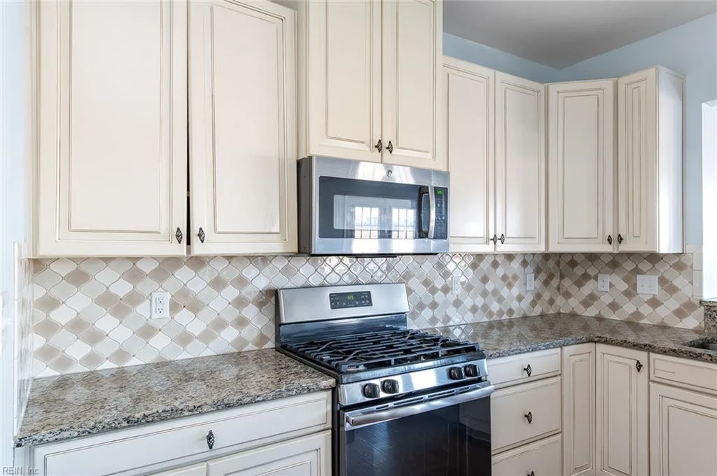 331 Spring Hill PL, SMITHFIELD VA 23430 - Photo 4