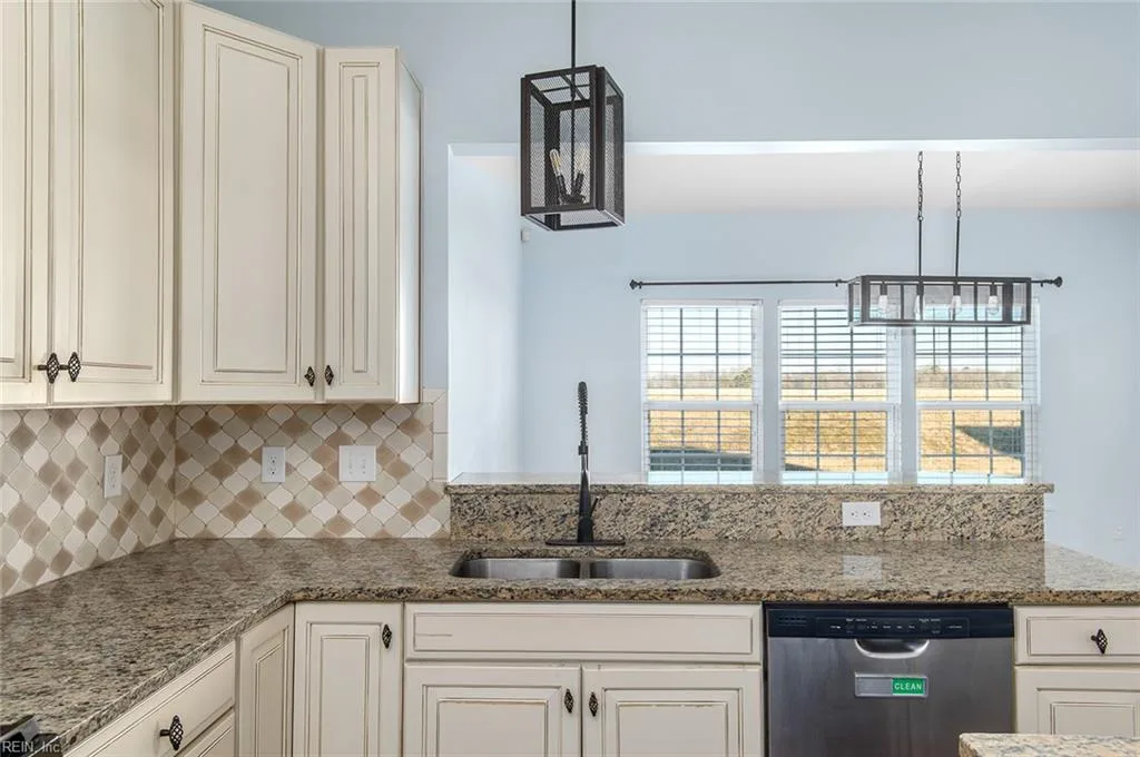 331 Spring Hill PL, SMITHFIELD VA 23430 - Photo 5