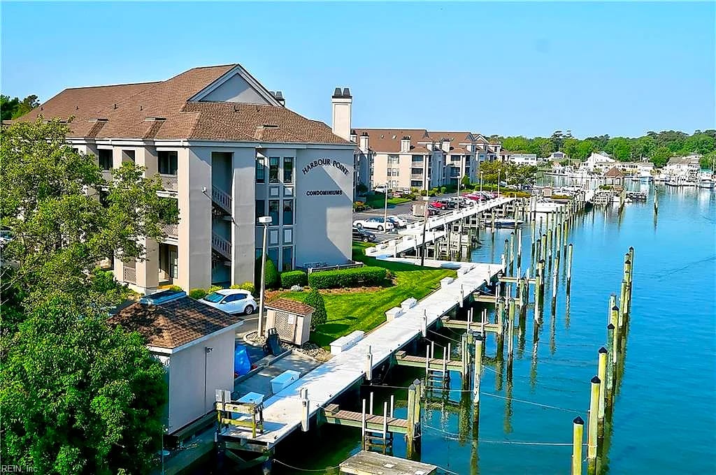 407 Harbour Pt PL #306, Virginia Beach — 1 bed Residential, 800 sqft