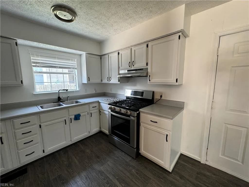 400 W 30th ST, NORFOLK VA 23508 - Photo 5