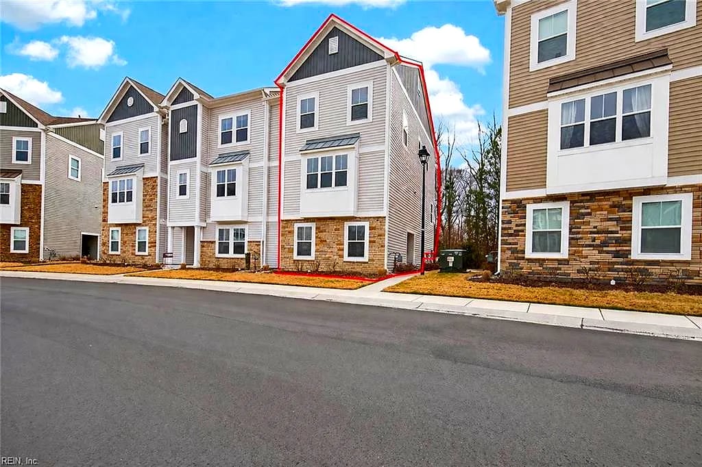 2009 Laycock LN #102, Suffolk — 3 bed Residential, 2,068 sqft