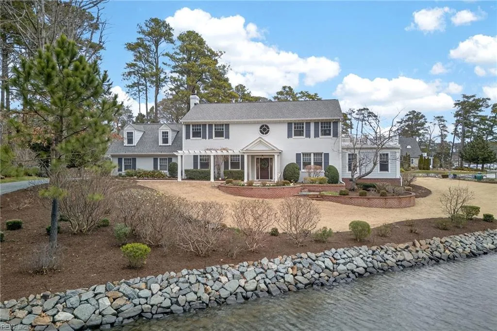 916 Oriole DR, Virginia Beach — 4 bed Residential, 4,507 sqft