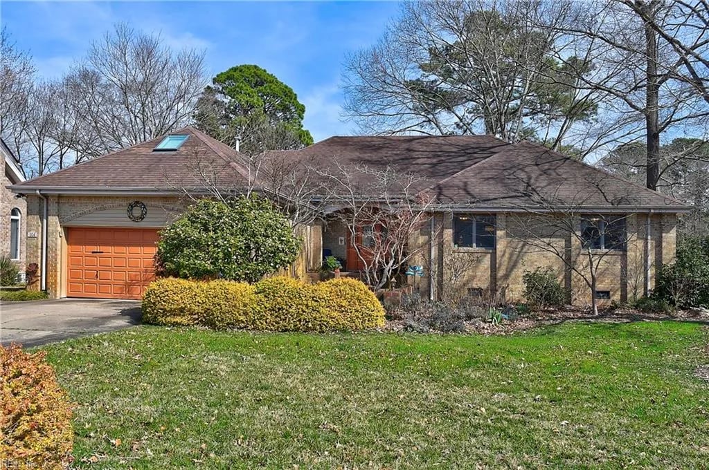 304 Shadowlake Dr, Chesapeake — 4 bed Residential, 2,618 sqft