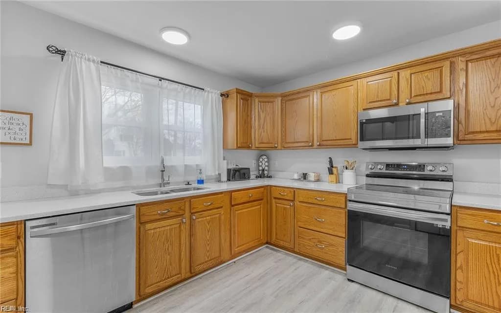 42 Banister DR, HAMPTON VA 23666 - Photo 5