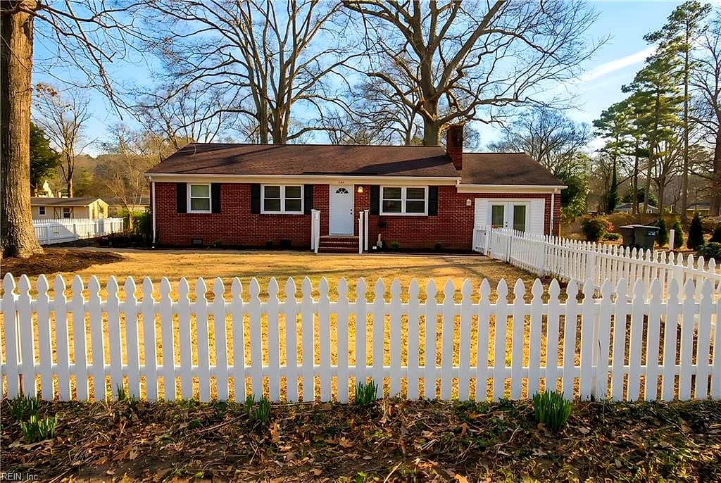 207 Falcon RD, YORKTOWN VA 23690 - Main photo