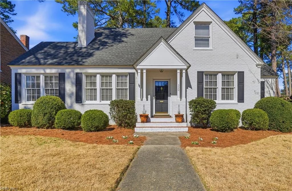320 Western AVE, Suffolk — 4 bed Residential, 2,670 sqft