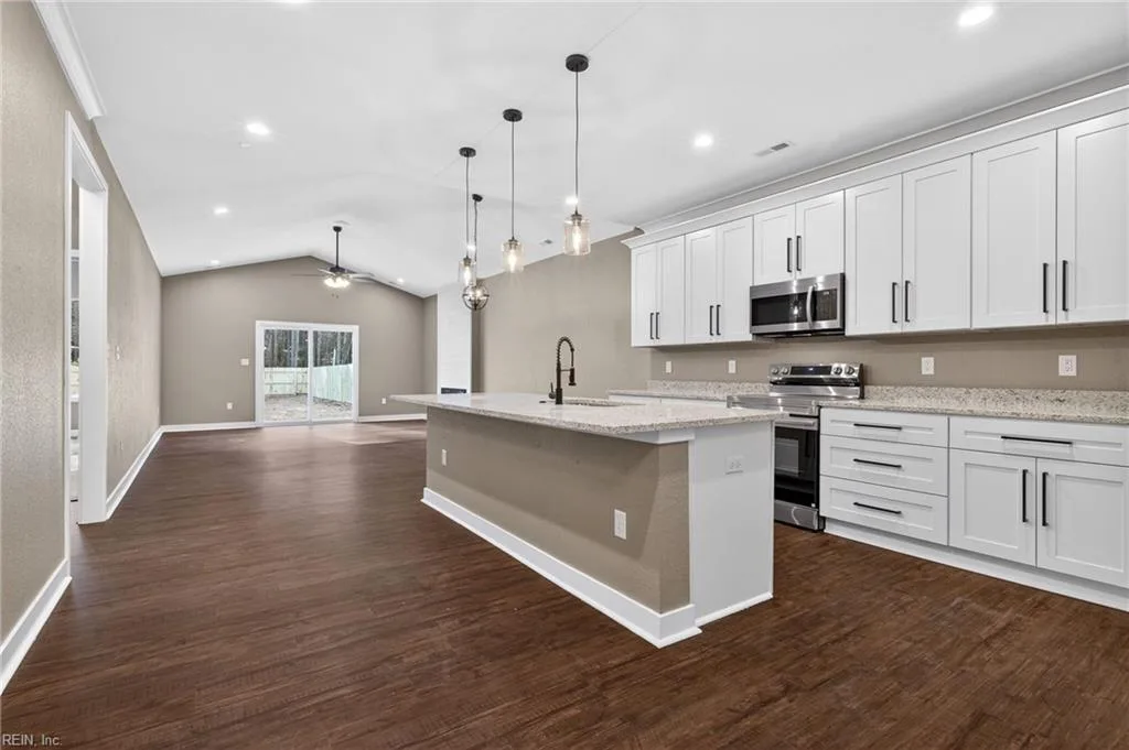 10176 Bank ST, WINDSOR VA 23487 - Photo 5