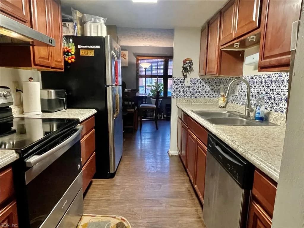 525 Chanticlar CT, NEWPORTNEWS VA 23608 - Photo 2
