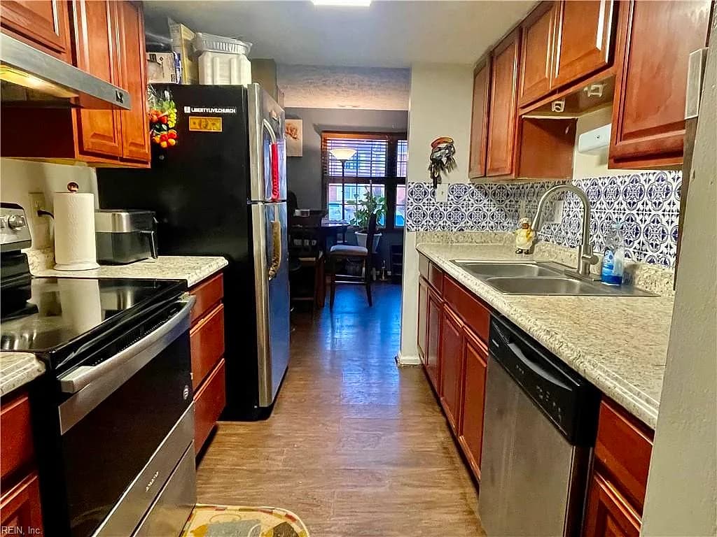 525 Chanticlar CT, NEWPORTNEWS VA 23608 - Photo 3