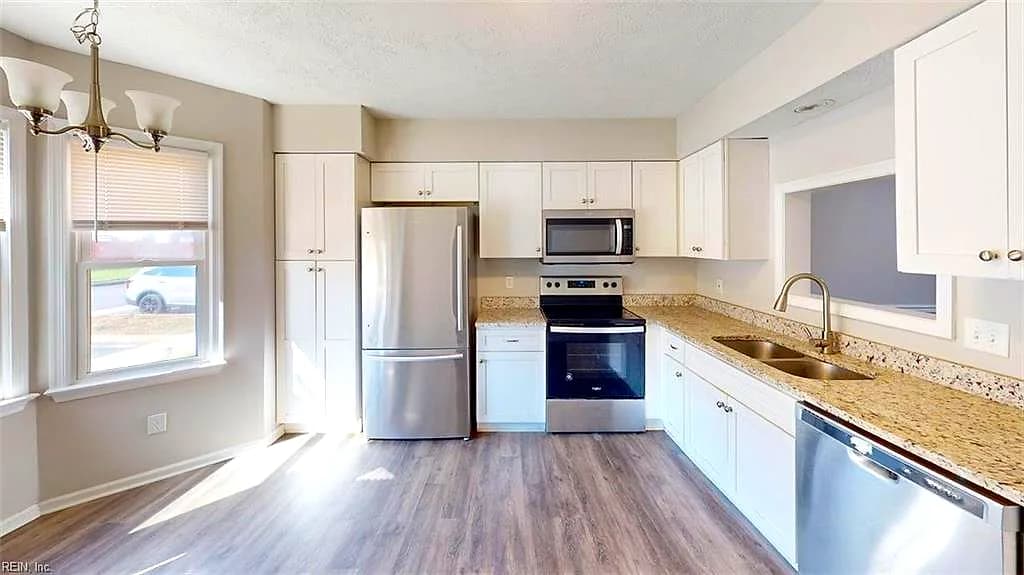 81 N Lake LOOP, HAMPTON VA 23666 - Photo 4