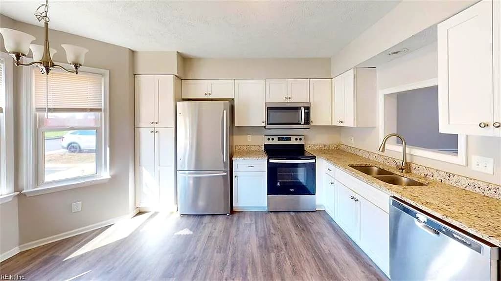 81 N Lake LOOP, HAMPTON VA 23666 - Photo 4