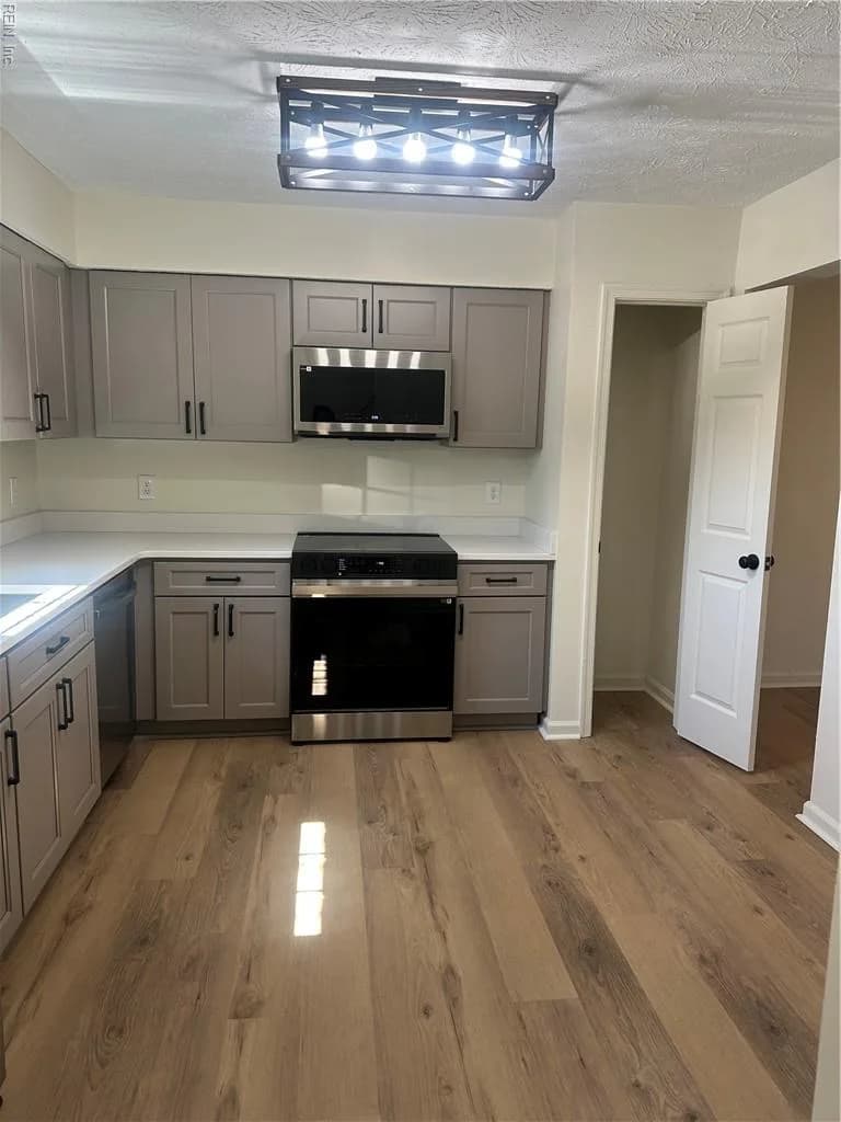 369 Deputy LN #E, NEWPORTNEWS VA 23608 - Photo 3