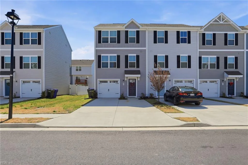 25 Clara CT, Suffolk — 3 bed Residential, 1,576 sqft