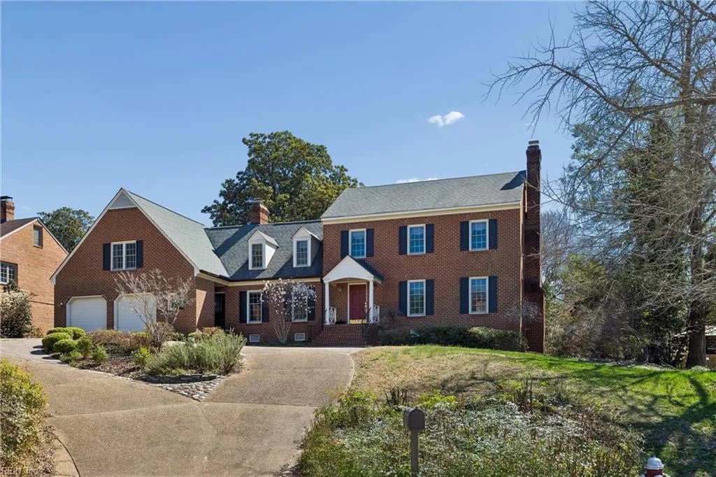 10 W Governor DR, NEWPORTNEWS VA 23602