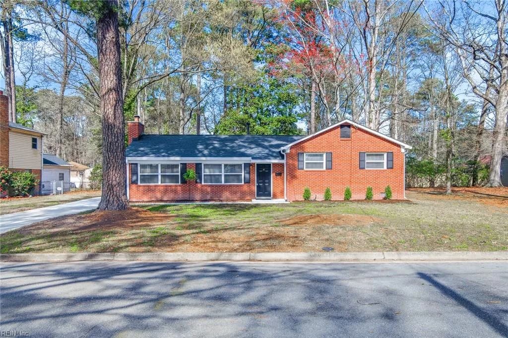 4 Dundee RD, HAMPTON VA 23669 - Main photo