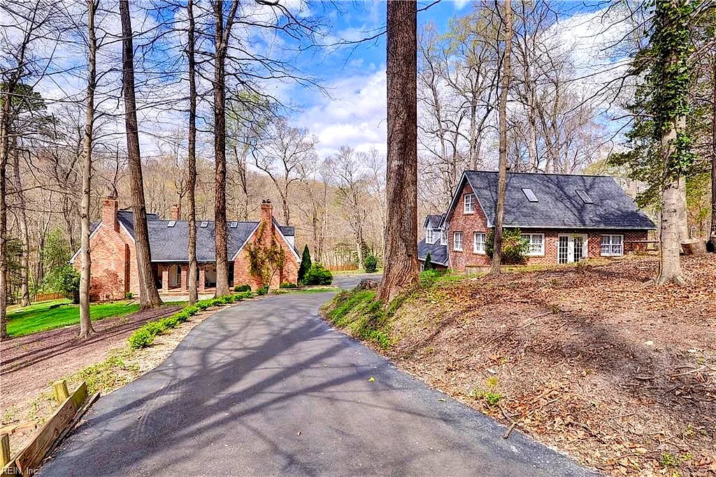 132 Little John RD, Williamsburg — 6 bed Residential, 3,900 sqft