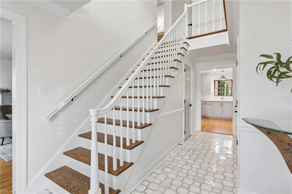 15 W Governor DR, NEWPORTNEWS VA 23602 - Photo 5