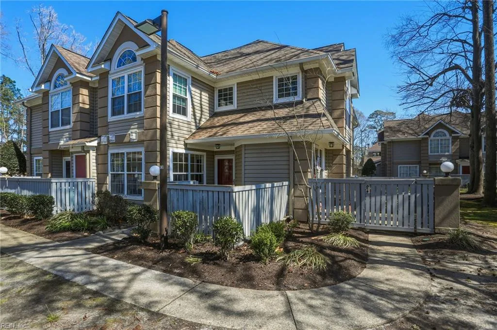 333 Gainsborough SQ, Chesapeake — 2 bed Residential, 1,061 sqft