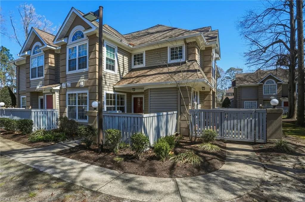 333 Gainsborough SQ, CHESAPEAKE VA 23320 - Photo 2