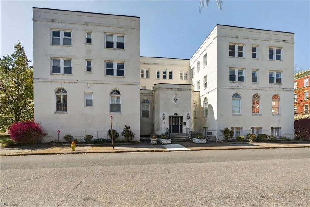 641 Redgate AVE #301, Norfolk — 2 bed Residential, 1,899 sqft