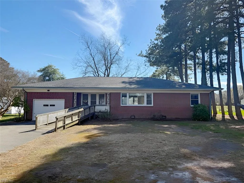 121 Circle DR, PORTHAYWOOD VA 23138