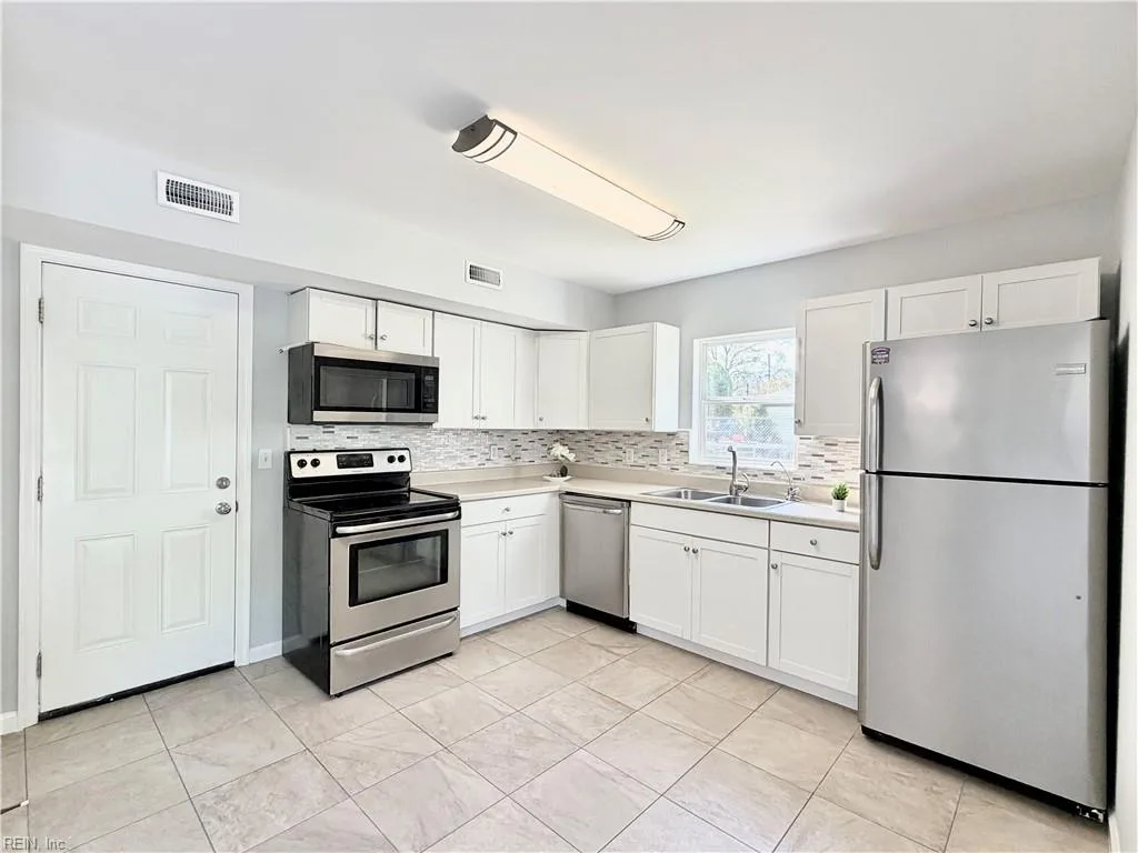 1008 Rowe ST, HAMPTON VA 23669 - Photo 5