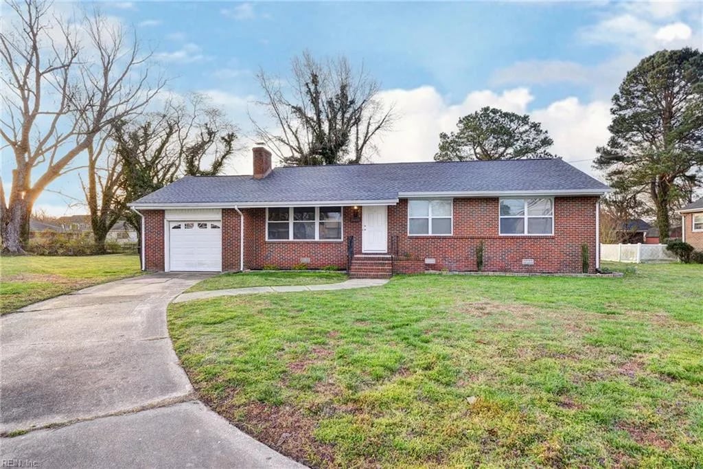 10 Whipple DR, HAMPTON VA 23663