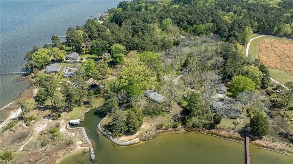 5556 Roanes Wharf RD, GLOUCESTER VA 23061 - Photo 3