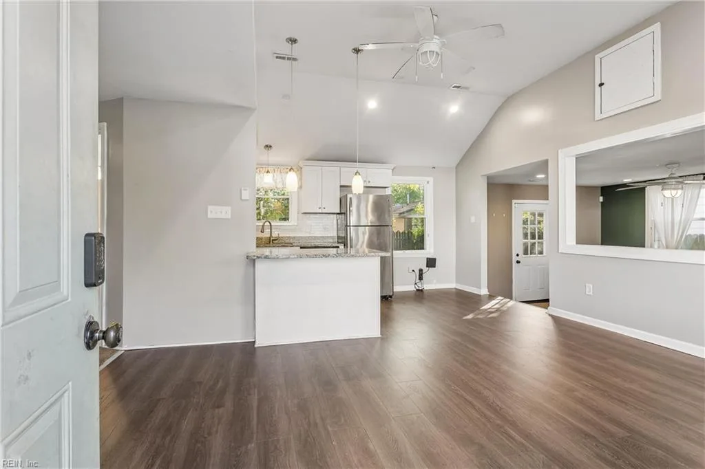 220 Taylor AVE W, HAMPTON VA 23663 - Photo 4