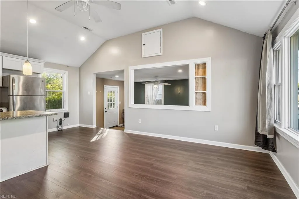 220 Taylor AVE W, HAMPTON VA 23663 - Photo 5